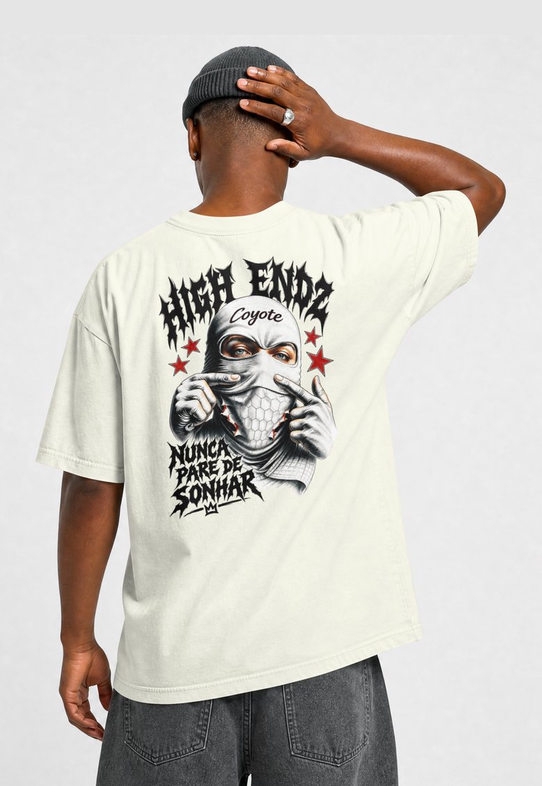 Modelo com camisa branca Coyote High Endz, de costas