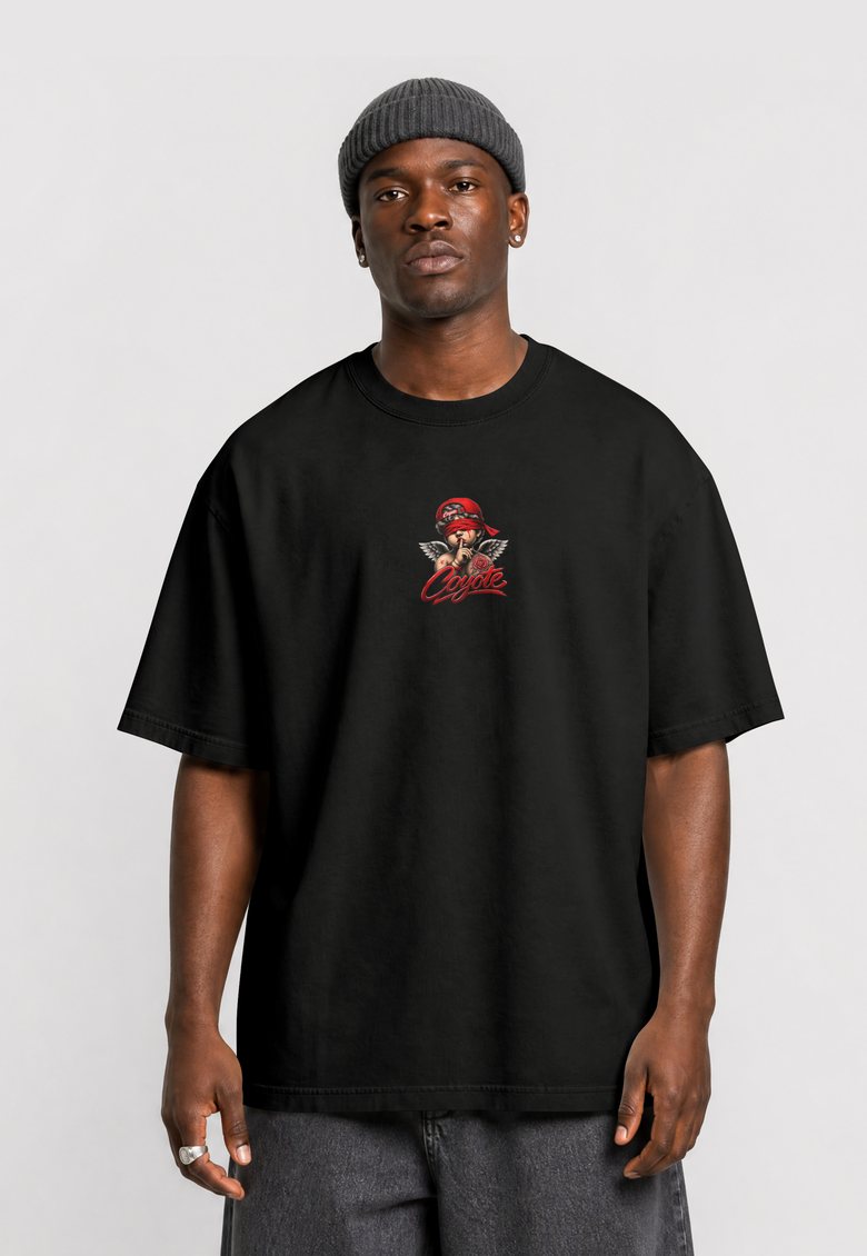 Modelo com camisa preta Coyote, de frente